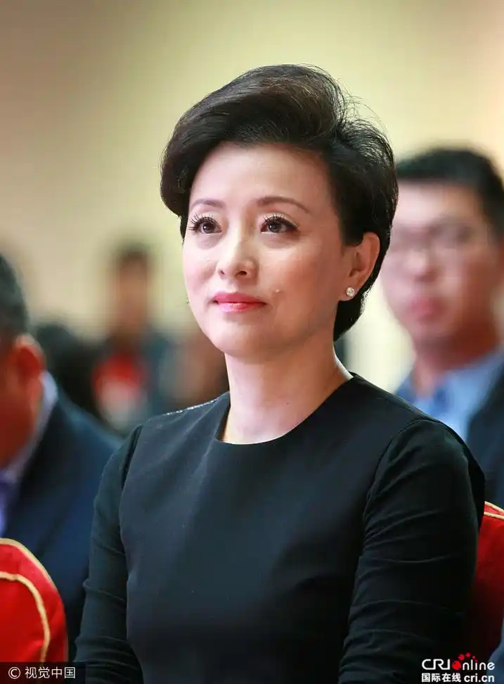 49岁杨澜助力首届"青创杯"气质干练优雅