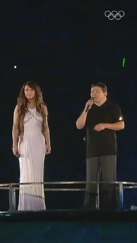 2008年北京奥运会开幕式,刘欢和莎拉布莱曼演唱主题曲《我和你》