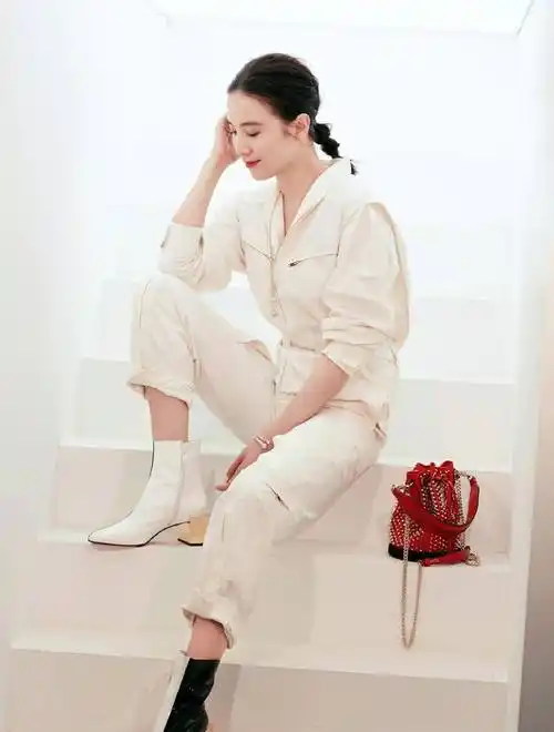 原创宋佳把休闲装精髓穿出来了白上衣配军绿色工装裤又美又飒