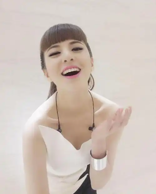 中国好声音歌手贝贝(李邹珺)现状如何 她身材超好组图