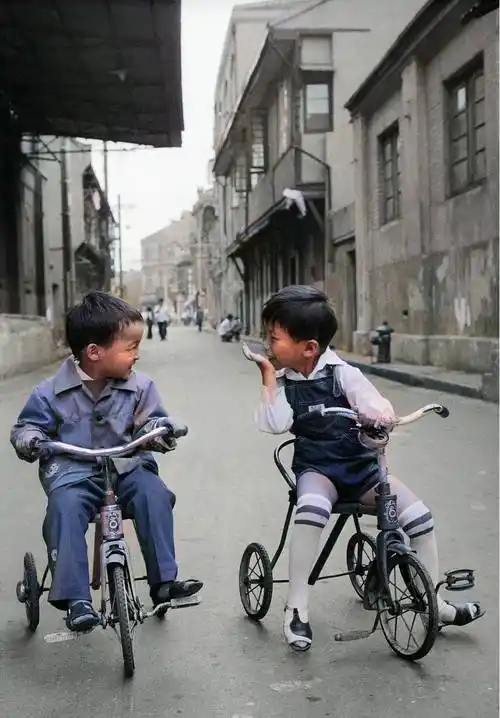 80年代的老照片后来上色了,那是一个很怀旧很简单的年代_北京_公园_员