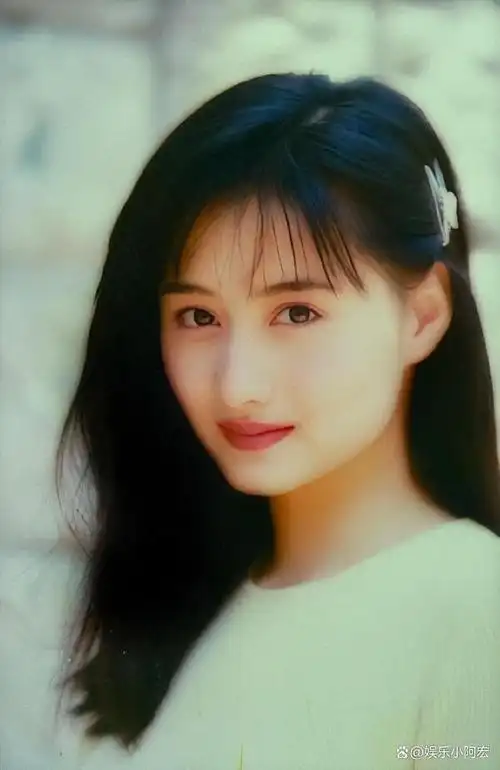 不愧为"琼女郎"!50岁陈德容唱k视频流出,黑衣低调状态像30岁