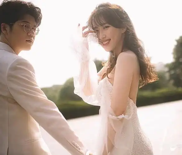 有关康逸琨老公的身份,她也曾透露一二.