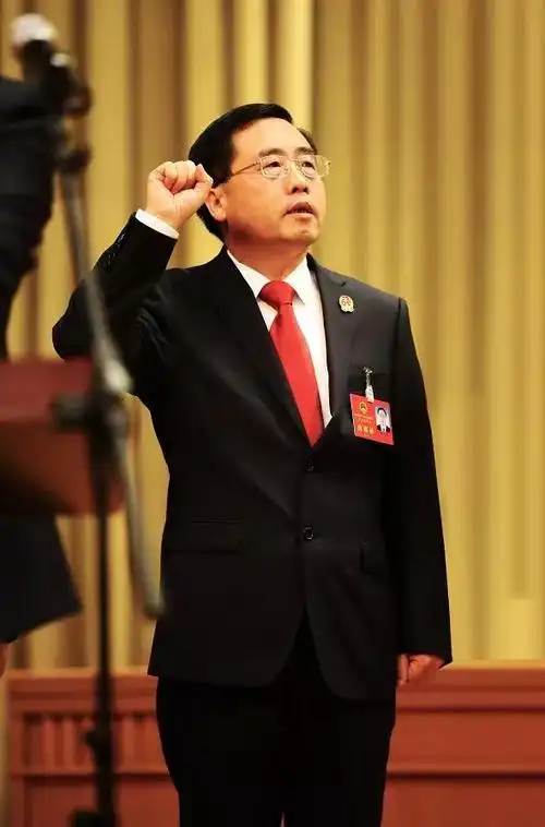 梁久军进行宪法宣誓/图片来源于淄博中院微信公众号