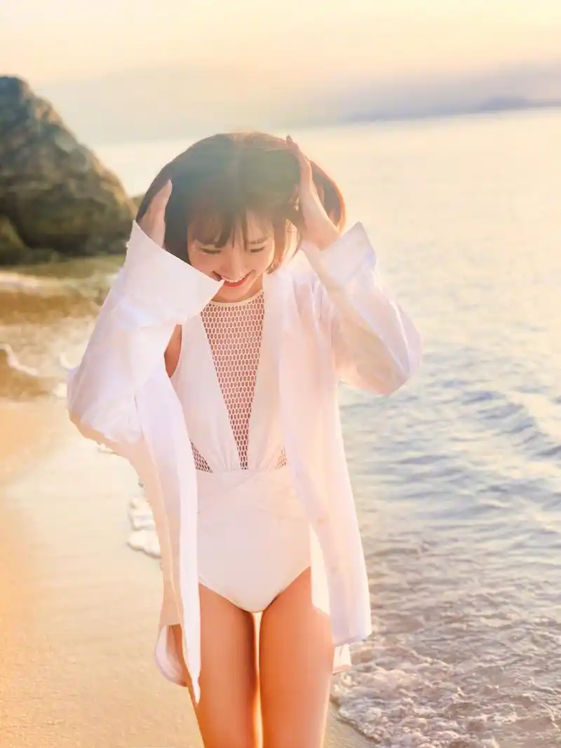 毛晓彤,白色泳装甜美随拍