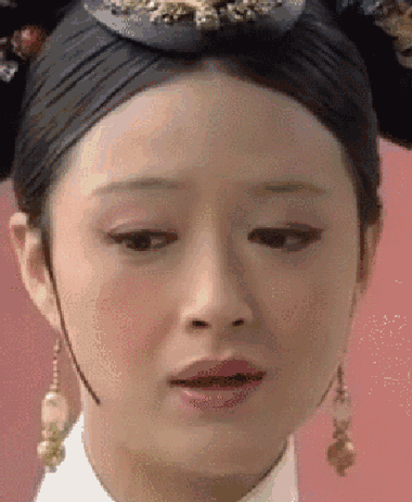 因为《甄嬛传》里嚣张跋扈的华妃一角爆红的蒋欣同样也是表情包的有力