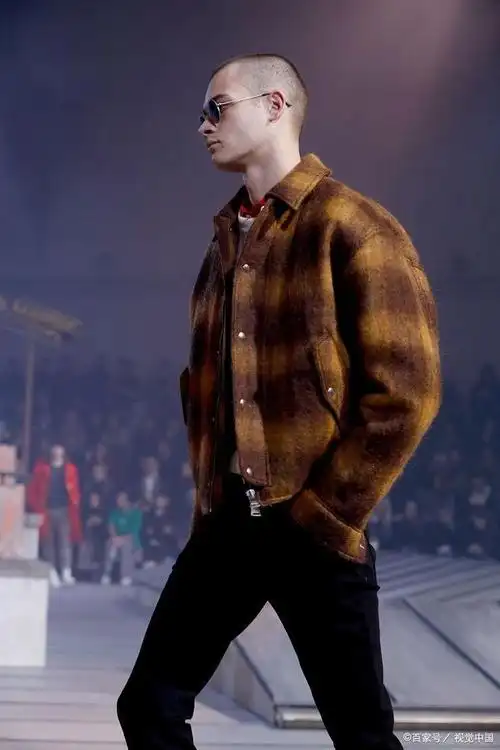 四十岁光头男人如何搭配穿衣,这几点要注意