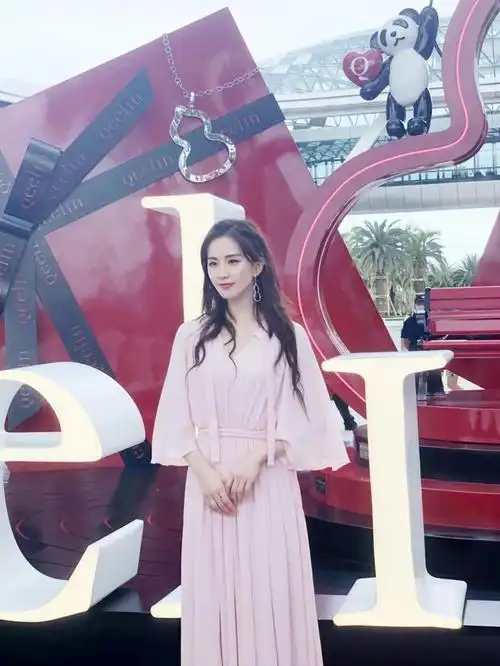 刘诗诗偶像包袱太重!一袭粉色长裙优雅气质,就是表情都一个样
