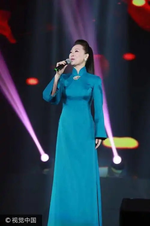 46岁军旅歌唱家吕薇蓝裙献唱为慈善肤白貌美保养得当看不出年纪
