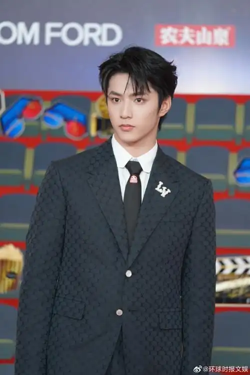 刘耀文红毯酷盖##刘耀文微博电影之夜红毯生图