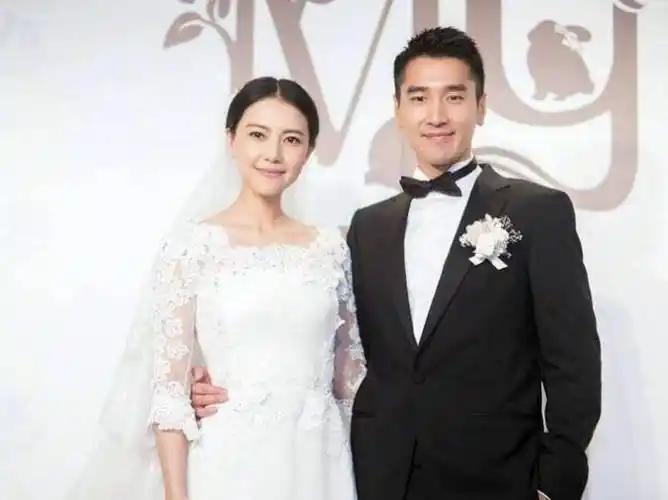 高圆圆被网友偶遇,生图状态优雅丰腴,不愧是虎扑女神_照片_活动_气质