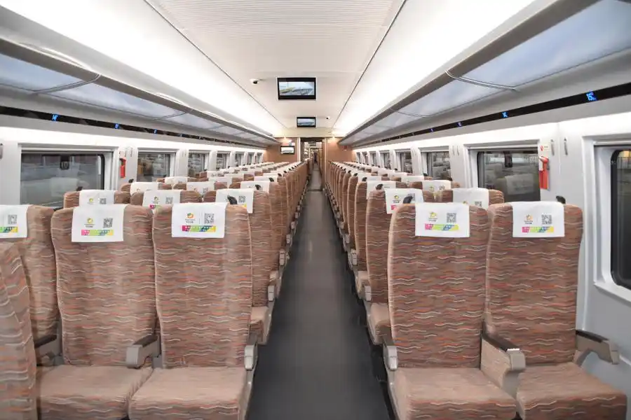 列车车厢内部(央广网发 中国铁路兰州局集团公司供图)