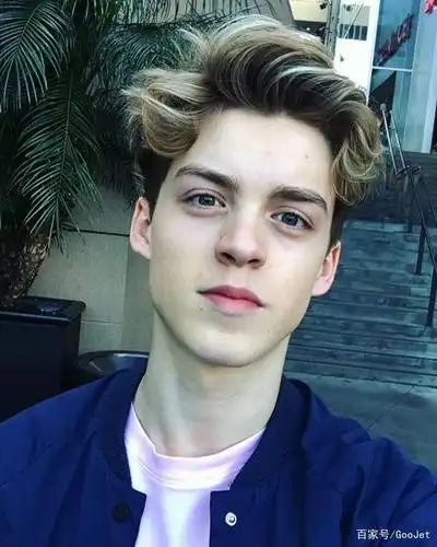 1998年出生的英国小鲜肉歌手reece bibby