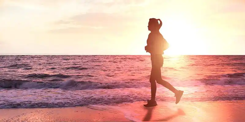 金色阳光海滩女性跑步唯美小清新文艺生命在于运动展板背景