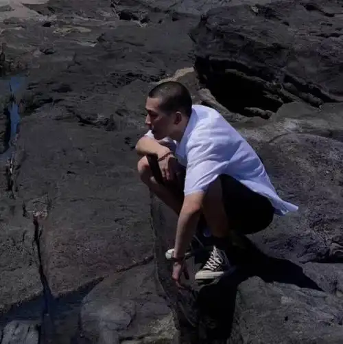 有没有贼帅的寸头男生头像谢谢? - 知乎