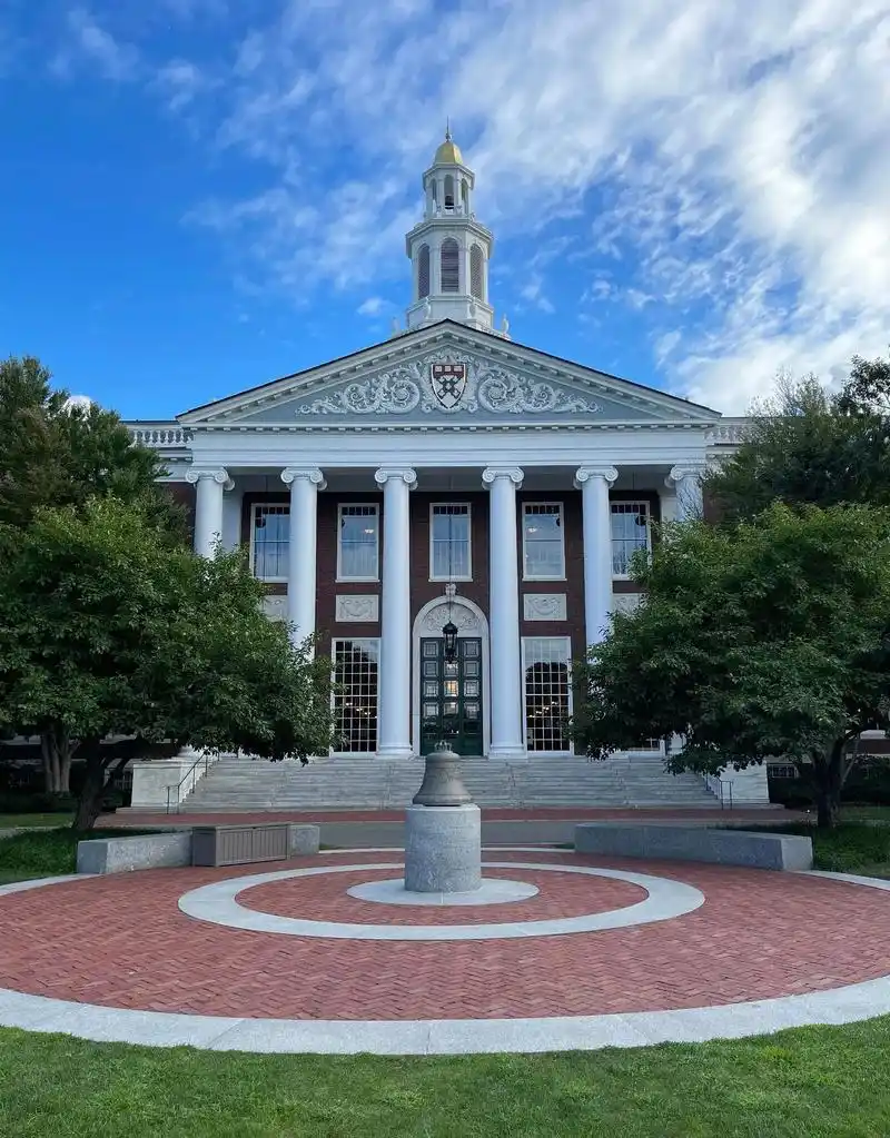 哈佛大学坐落于美国马萨诸塞州波士顿都市区剑桥市,是一所享誉世 - 抖