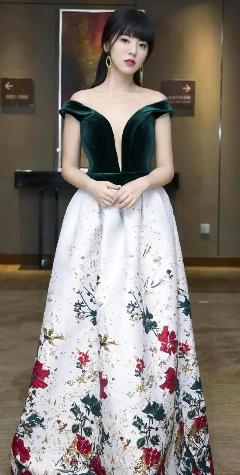 阿兰达瓦卓玛性感迷人,风情万种