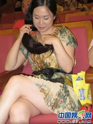 芙蓉姐姐素颜看话剧夹双腿防走光 见郭达忙合影