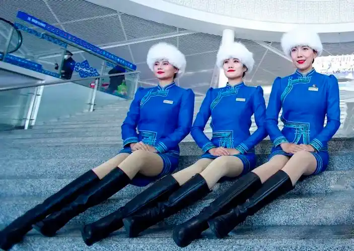 瞧高铁乘务员小姐姐换冬装啦