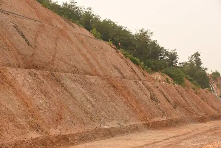 边坡平顺,密实,稳固