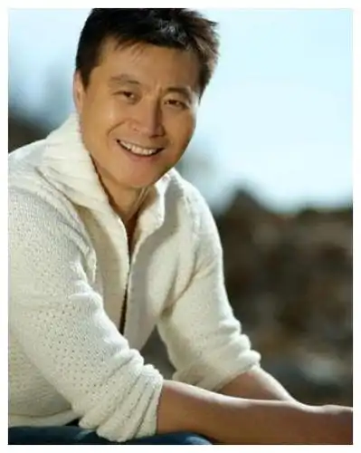 他是大器晚成的男演员,娶女同学生了2个女儿,50岁成人生赢家