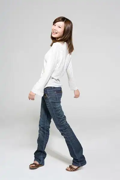 年轻女性全身肖像_全景网