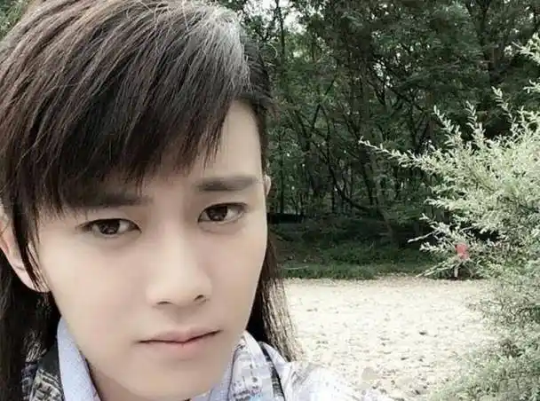 刚出道的任嘉伦,十分关注鹿晗,一度每天只睡两个小时_自拍_穿着_刘海