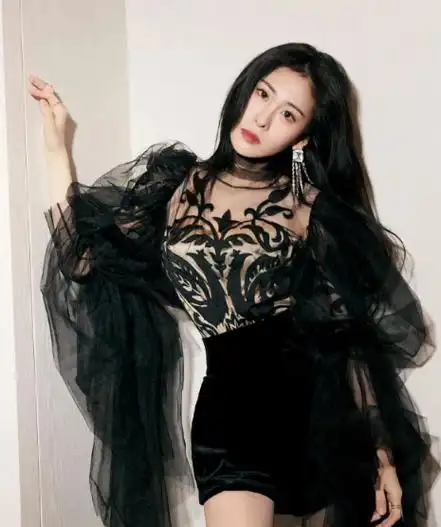 张碧晨也是辣妈一枚,裙装时尚性感,不输杨幂