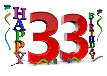 所有的 33 岁生日好红色生日快乐父母为儿子在蛋糕上点蜡烛生日快乐带