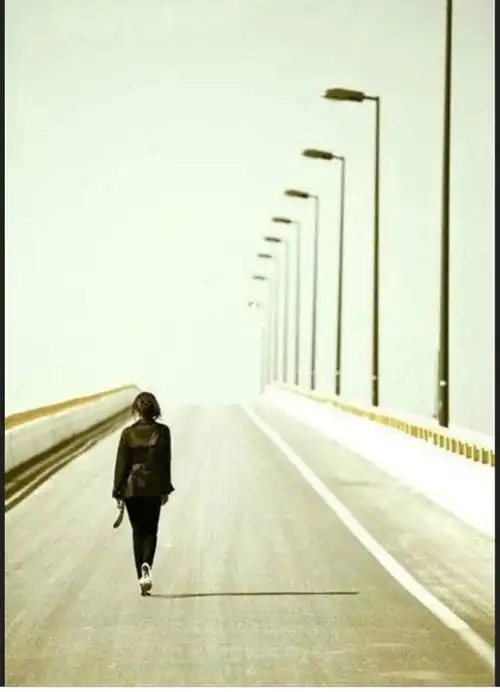 写美篇背影,往往是离别的银幕,面对亲人的依依不舍,朋友的眷恋而转身