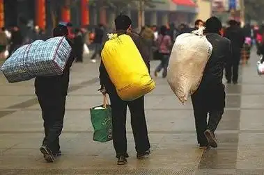 送行的同事很心酸:打工29年,至今孑然一身,形影相吊,连个老婆都没有.