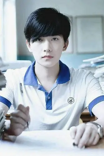 杨洋颜值高就是任性,穿上校服都能这么帅气鹿晗穿上校服真的毫无违和