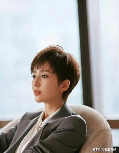 蒋欣厉害了!大妈短发造型也能驾驭,网友:瞬间变成大妈_发型_个子_照片