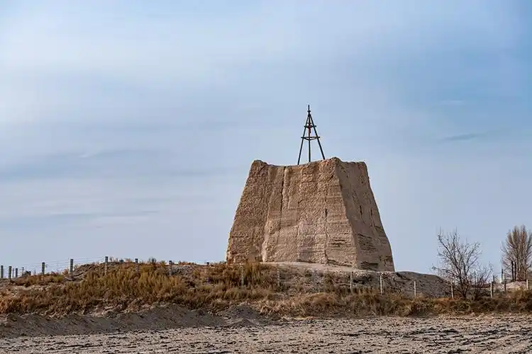 嘉峪关明长城半路墩烽火台遗址