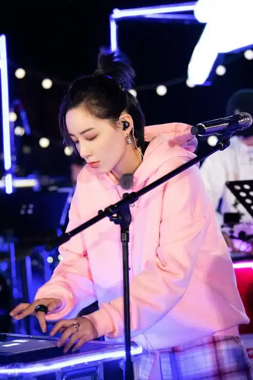 "粉红dj"@李斯丹妮 登台打碟献唱,台上是严肃认真的音乐人