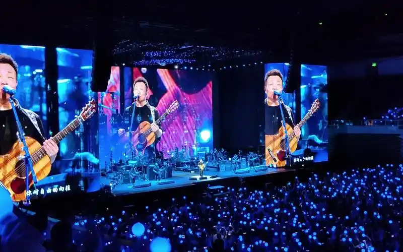 【许巍2023无尽光芒演唱会-苏州站】--《蓝莲花》,全场大合唱!