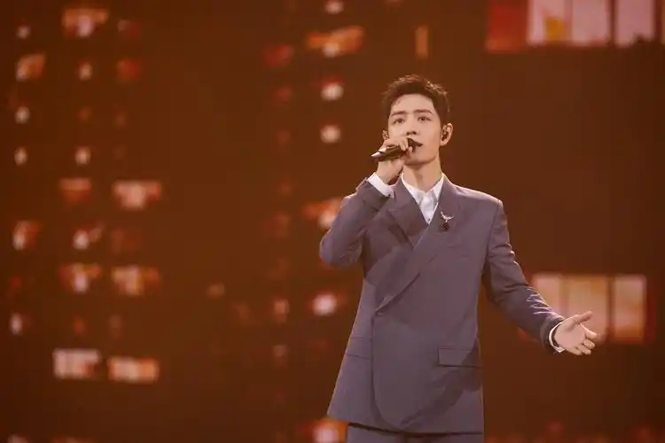 肖战出席腾讯视频星光大赏,紫色套装帅气爆表