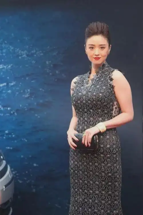 蒋欣的好身材,紧身的"孔雀裙"凹凸有致的比例感也太迷人了吧!