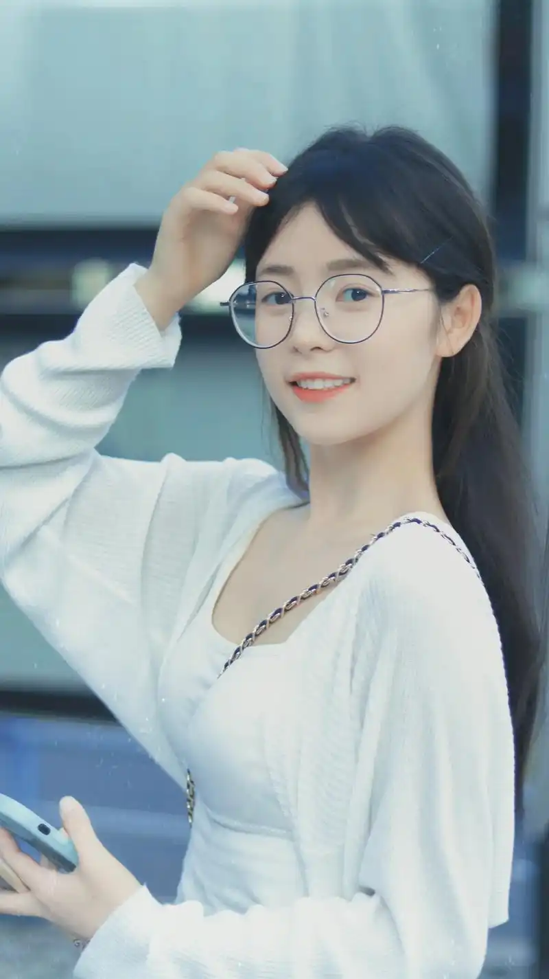 风吹动头发的时候你也会为我心动吗.#带眼镜的女生 #少女感