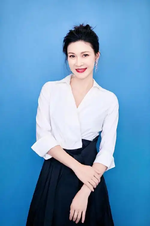 童蕾记住乡愁特别节目献唱网友大呼气质绝美