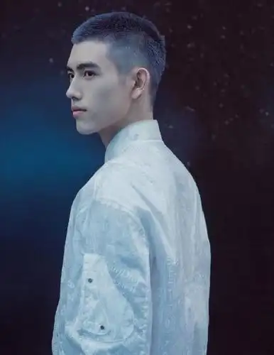 陈飞宇无负妈妈好基因!寸头 奶奶灰也hold得住,立体五官太迷人