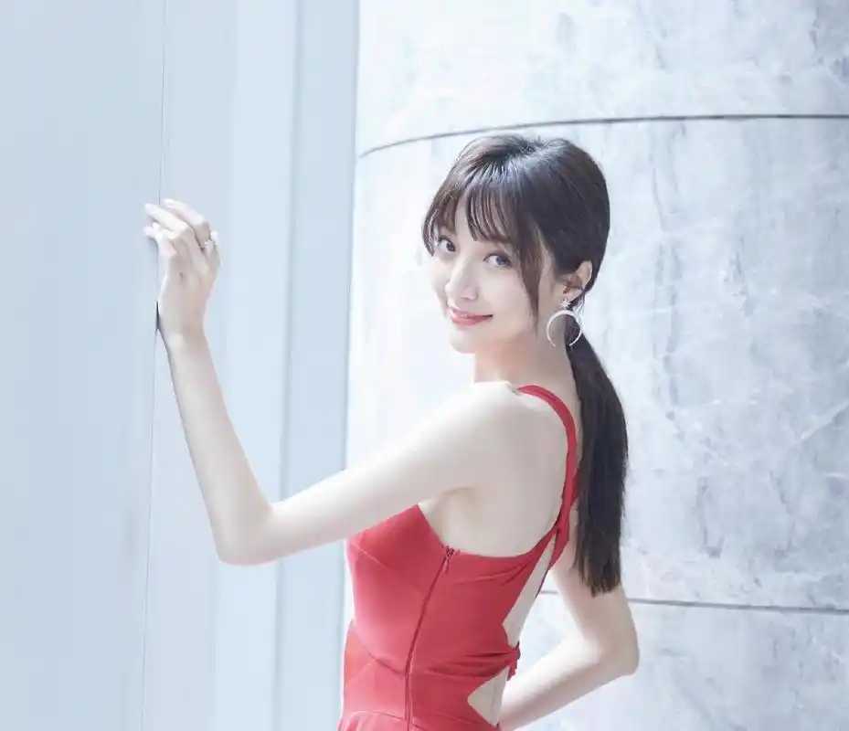 原创郑雅文衣品好得过分身穿红色连衣裙优雅大气皮肤白到发光