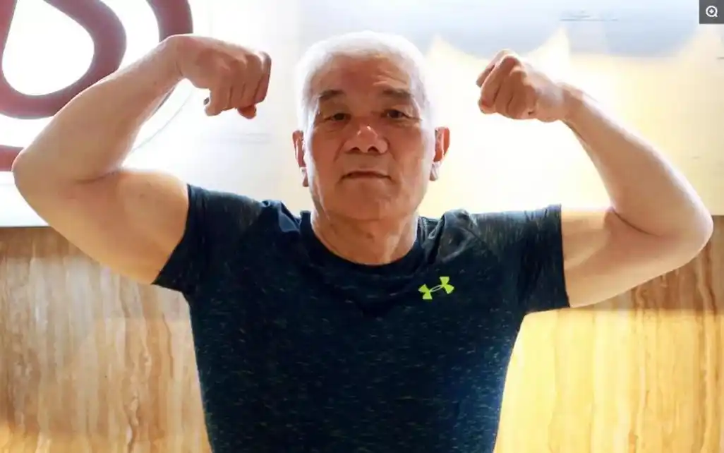 河南81岁高龄"肌肉男"走红;每天吃8个鸡蛋也不会升高胆固醇