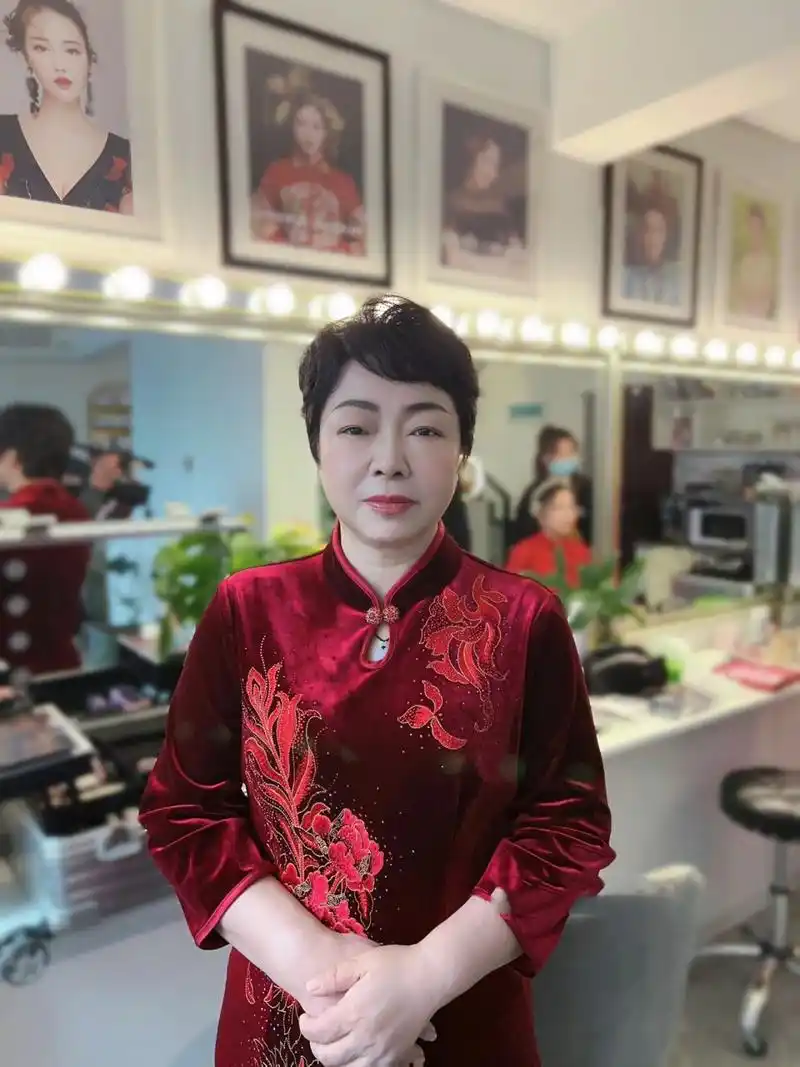 喜婆婆造型  77   妆发:术雅美妆跟妆团队