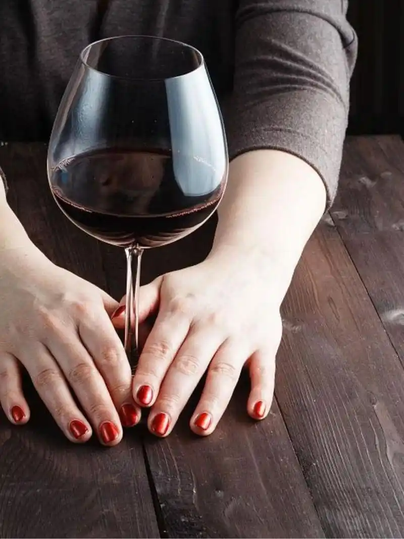 女人手握酒杯图片伤感  曾经的那个晚上,我走进了一家昏暗的酒吧,独自