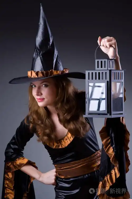 在可怕的万圣节概念巫婆
