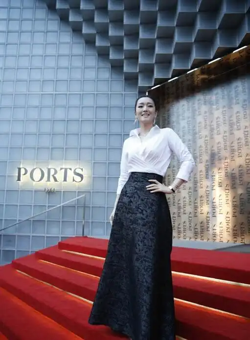 巩俐的白衬衫穿搭太惊艳,将简单和高级融为一体,更显气质美