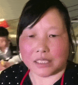 一夜之间,这个表情包火爆全网,伤害性比微笑脸还大_大妈_视频_动作