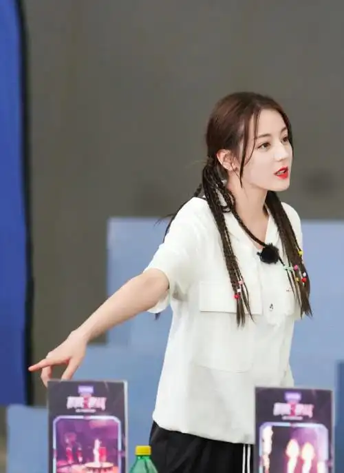 迪丽热巴解锁新发型看到她双马尾编的小辫子美的像漫画少女