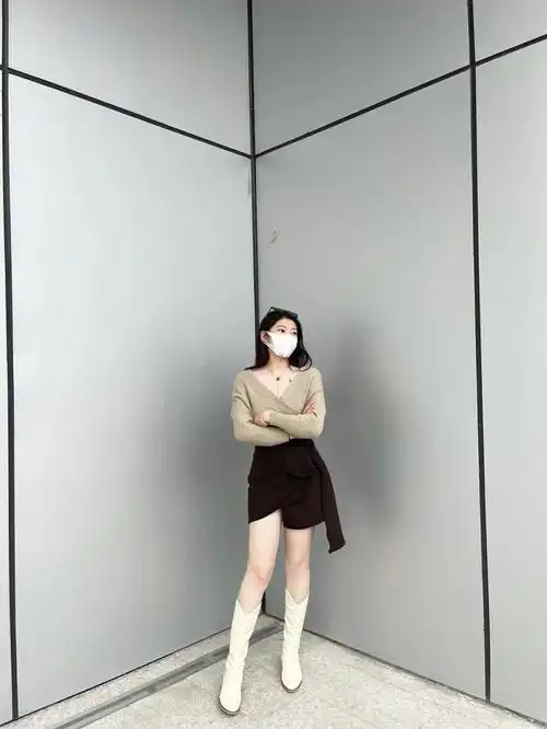 172130微胖女生天冷了我也要当性感辣妹